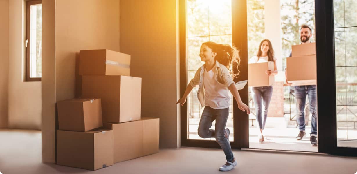 Familia entrando a su hogar ideal