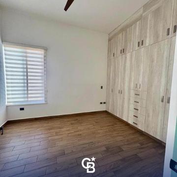 Casa en condominio , Aguascalientes
Colonia Buenavista, Aguascalientes, Aguascalientes, México
---
## Principales puntos de interés en un radio de 2 km
### Escuelas
- Colegio Cristóbal Colón
- Colegio Bosques
### Universidades
- Universidad del Valle de México (Campus Aguascalientes)
- Universidad Cuauhtémoc
### Hospitales y clínicas
- Hospital General de Zona No. 1 IMSS
- Hospital Hidalgo
### Centros comerciales
- Velaria Mall
- Plaza Universidad
### Restaurantes
- Las Costillas de Sancho