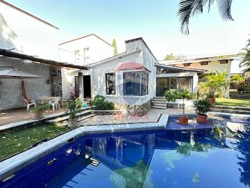 Venta de casa con uso de suelo mixto, Lomas de Atzingo, Cuernavaca, Morelos...Clave 4735 - (34)