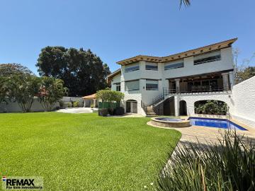 Venta de casa, 1,869 m2 de terreno, Parque Sumiya, Jiutepec, Morelos....Clave 5510 - (34)