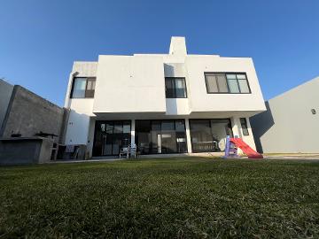 Venta de casa sola en Pedregal de Las Fuentes, Jiutepec, Morelos...Clave 6147 - (34)