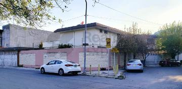 Casa en Venta en Contry en Monterrey Casa Muy amplia, en Esquina, Frente a parque y con patio muy gr