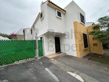 CASA EN VENTA EN LAS LOMAS SECTOR BOSQUES, ZONA CUMBRES, GARCÍA Casa Equipada en esquina con terreno