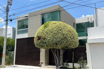 CASA EN RENTA EN COLINAS DEL CIMATARIO DE 3 NIVELES, JARDIN Y SALON DE EVENTOS