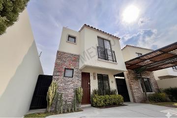 CASA EN RENTA DE 3 RECÁMARAS EN ESQUINA, CON AMENIDADES, CAPITAL SUR, QRO.