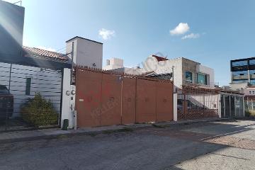Invierta en Calidad de Vida: Casa de 3 Niveles en la Prestigiosa Zona de Milenio III, Querétaro.